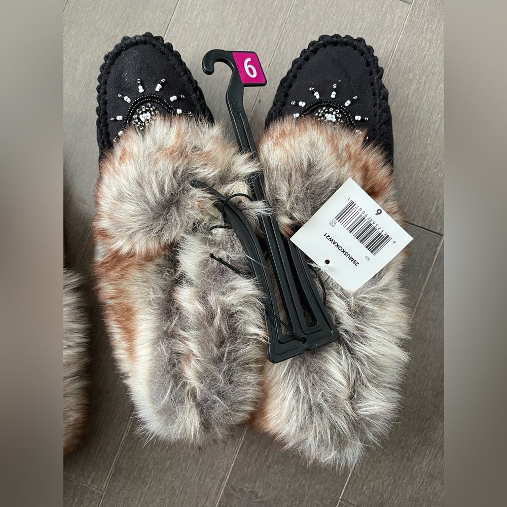 Brand New - Canadiana Women’s Muskoka slippers